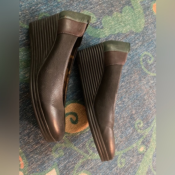 Fly London Low Wedge Pumps - Picture 5 of 9